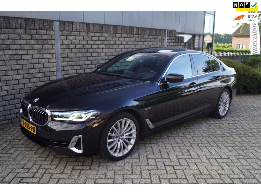 BMW 5-Serie 530e Business Edition Plus Autom Schuifdak Luxe Leder Adaptieve Cruise Softclose Head-Up Navi Camera Clima ENZ NL Auto