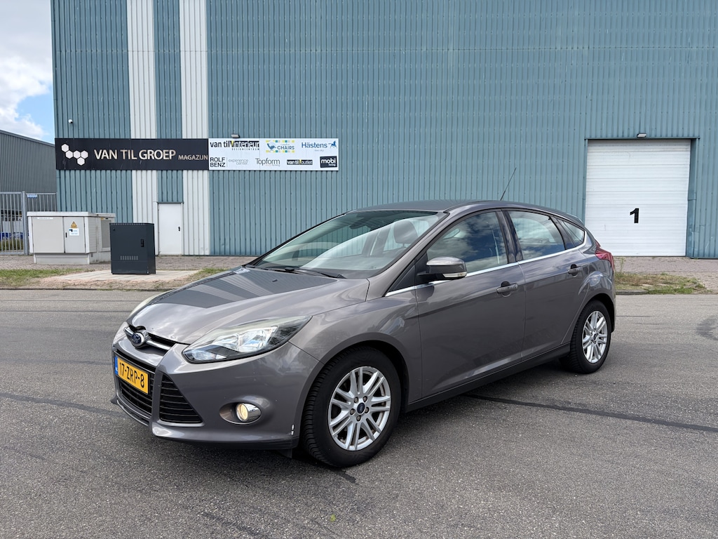Ford Focus 1.0i EcoBoost Titanium 5-Deurs 101 PK. Distributieriem en waterpomp vervangen in 2025 bij 118.000 KM !!! Zeer goed onderhouden auto van de tweede eigenaar !!