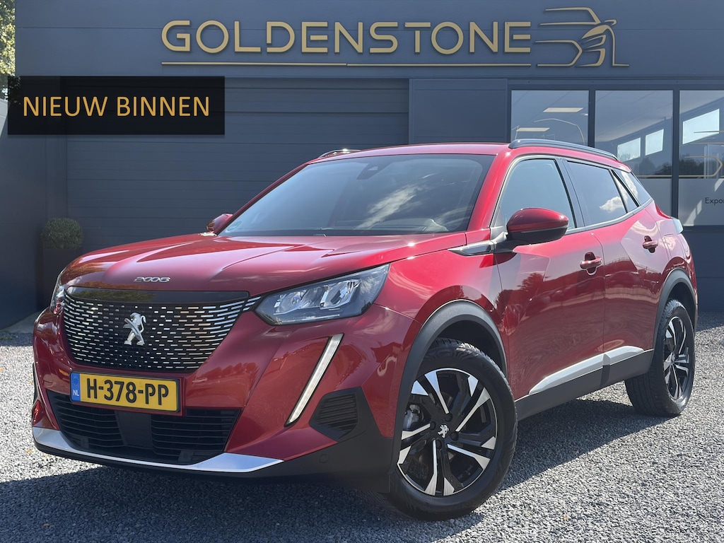 Peugeot 2008 1.2 PureTech Allure ✓Recent beurt gehad✓D-riem vv in 06-2025✓Camera°360✓Draadloze telefoonlader✓Carplay✓Keyless✓Automaat✓Trekhaak✓Halfleder✓Navi✓Clima✓Cruise✓131pk✓Lm velgen✓2e Eigenaar✓Pdc V+A✓Rijstrooksensor✓N.A.P✓Apk tot 04-2028
