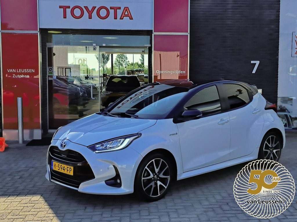 Toyota Yaris 1.5 Hybrid Executive DODEHOEK PARELMOER SPORTSTOELEN STOELVERWARMING PDC LED