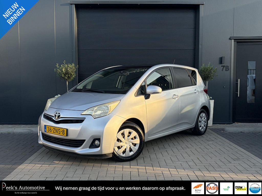 Toyota Verso-S 1.3 VVT-i Aspiration | Automaat | Climate | Panoramadak | Camera | Trekhaak | All season banden | APK t/m 5-2027 | Super!!