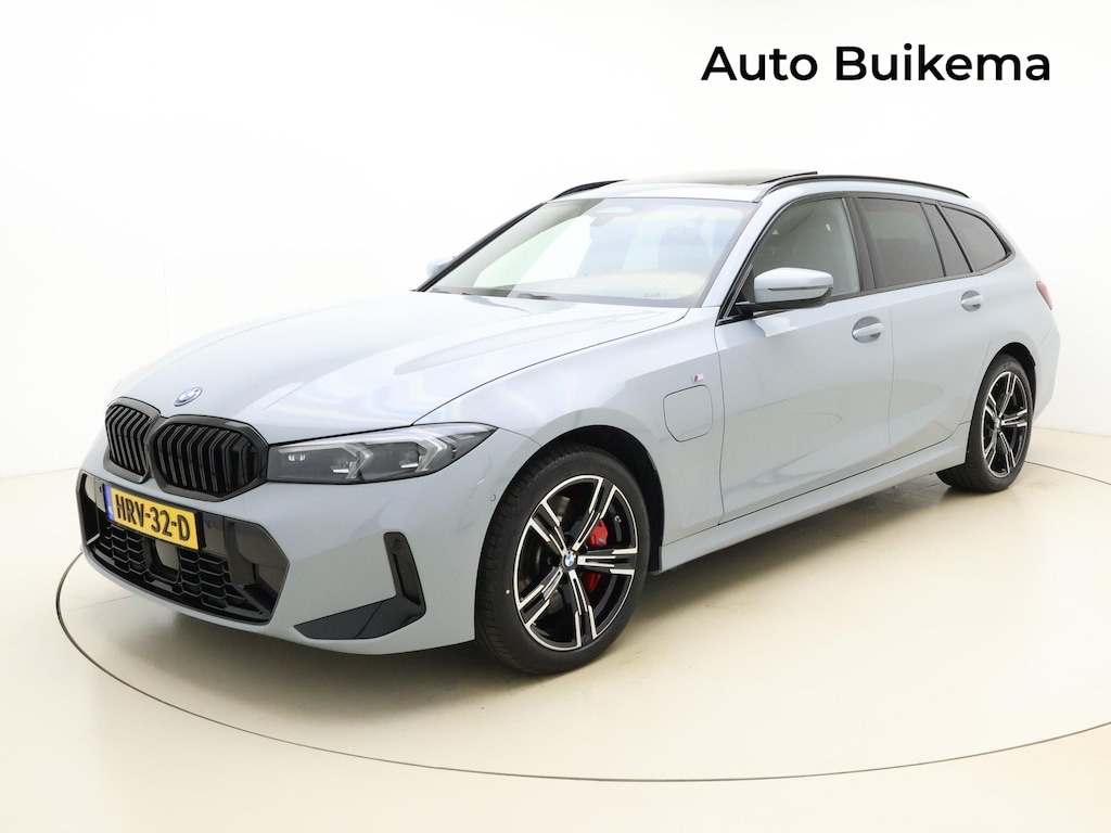 BMW 3-Serie Touring 330e xDrive M Sport Pro -NIEUW MODEL -91 KM ACTIERADIUS -Trekhaak -Driving Ass Prof -HeadUp -Pano Dak -Harman/Kardon -M Sportrem Rood -Stoelen Elektr Memory -Adaptief M Onderstel