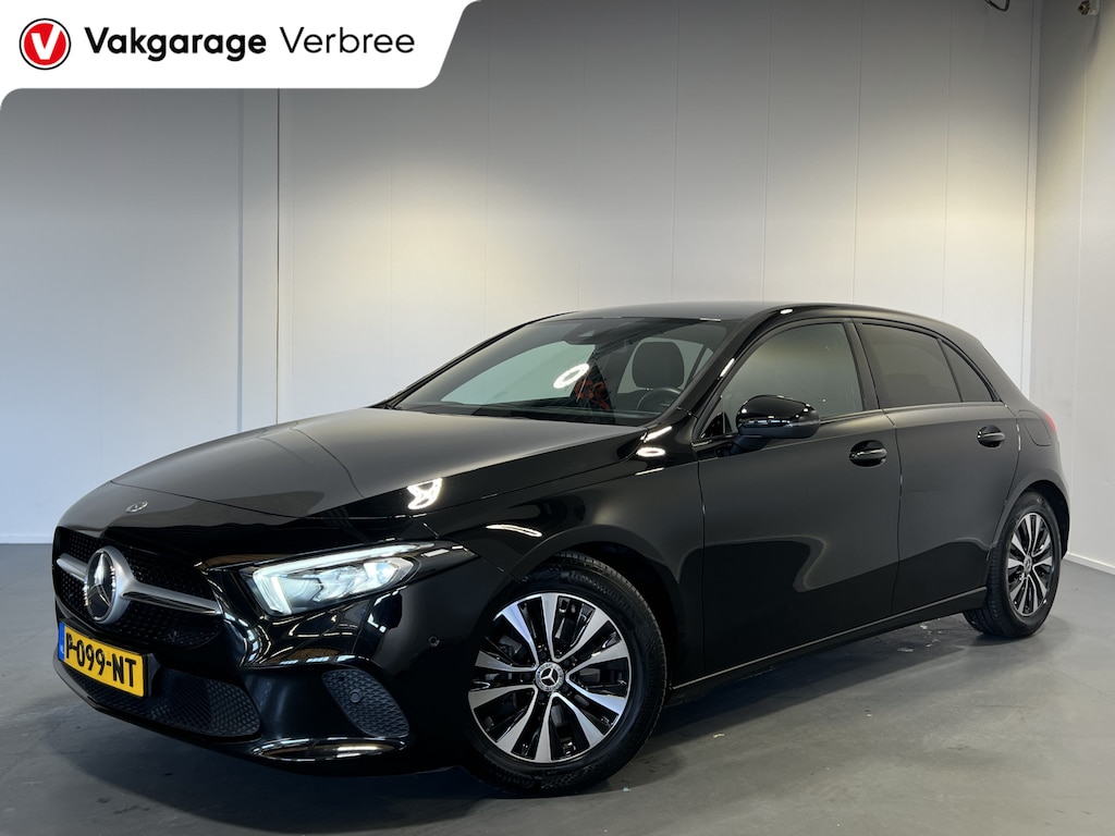 Mercedes-Benz A-klasse 200 AMG Line | Navigatie/Android/Apple Carplay | LM Velgen 18" | Voorstoelen Verwarmd | Achteruitrijcamera | Cruise Control | AMG-Styling | Airco |