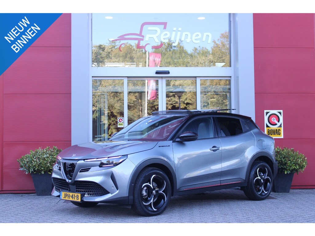 Alfa Romeo Junior 1.2 145PK IBRIDA SPECIALE | PANORAMA SCHUIF/KANTEL DAK | TECHNO PACK: LED MATRIX KOPLAMPEN/AUTOMATISCH DIMMENDE BINNENSPIEGEL/DRAADLOZE TELEFOONLADER/ELEKTRISCH VERSTELBARE EN VERWARMBARE ZIJSPIEGELS MET DODEHOEK DETECTIE, ELEKTRISCH INKLAPBAAR/NAVIGATIE/HANDS-FREE ACHTERKLEP/KEYLESS ENTRY/USB TYPE C/ADAPTIVE CRUISE CONTROL MET LANE CENTERING EN FILE-ASSISTENT/ACHTERUITRIJ CAMERA MET DYNAMISCHE RIJLIJNEN/AUDIOSYSTEEM MET 6 SPEAKERS | PREMIUM PACK: "SPIGA" STOFFEN/ECOLEDER BEKLEDING MET RODE ACCENTEN - 6-VOUDIG ELEKTRISCH VERSTELBARE BESTUURDERSSTOEL, 6-VOUDIG VERSTELBARE PASSAGIERSSTOEL/VERWARMBARE VOORSTOELEN/LEDEREN STUURWIEL/AMBIENT LIGHT/INTERIEURVERLICHTING VOOR EN ACHTER MET LED TOUCH/DONKERE GETINTE ACHTERRUITEN/HOOGGLAS ZWARTE BODYKIT MET RODE ACCENTEN | 18" LICHTMETALEN VELGEN "PETALI" | DRAADLOZE APPLE CARPLAY/ANDROID AUTO |