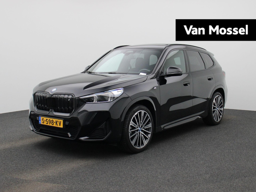 BMW iX1 xDrive30 Launch Edition 67 kWh M-PAKKET INTERIEUR & EXTERIEUR | PANORAMDAK | CAMERA | NAVIGATIE | SPORTSTOELEN | AMBIANTE VERLICHTING | STOEL & STUURVERWARMING | 20 INCH LMV | CLIMA | DAB | 12 MAANDEN BOVAG GARANTIE |