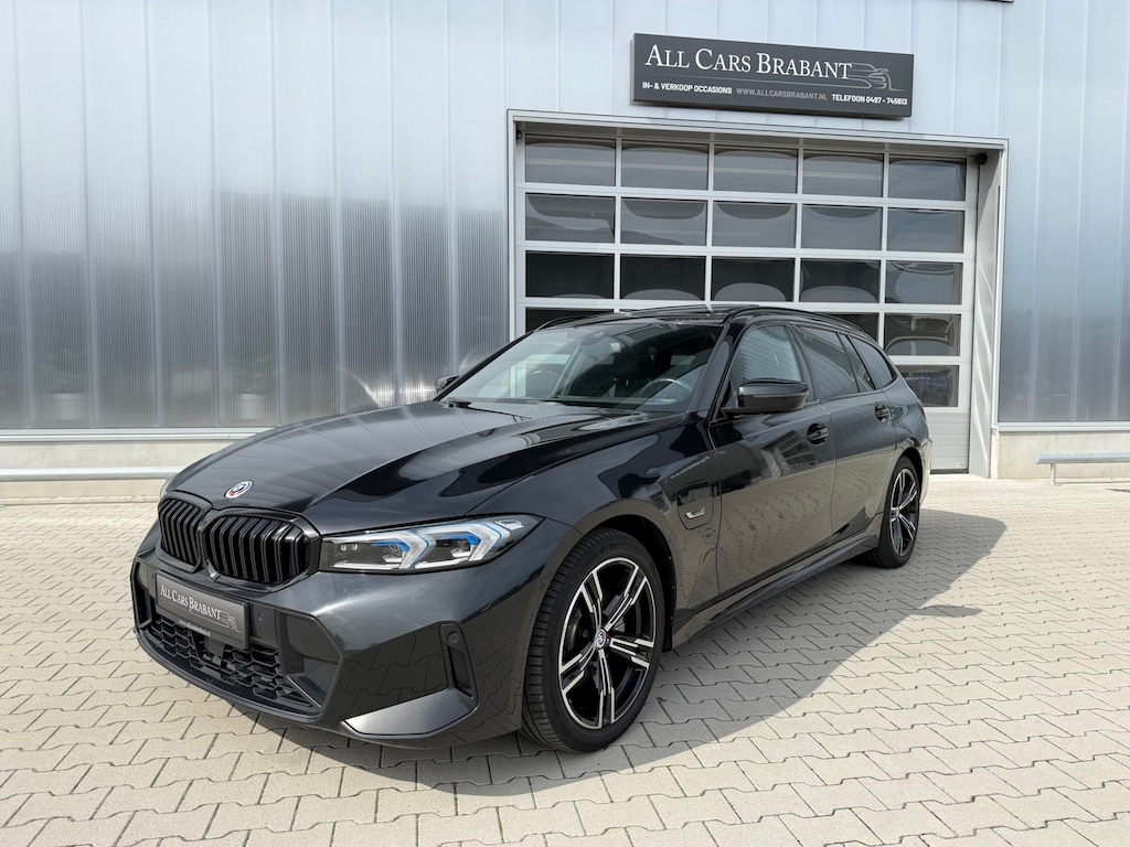 BMW 3-Serie Touring 330e / facelift/ m pakket/ head up / panoramdak / led