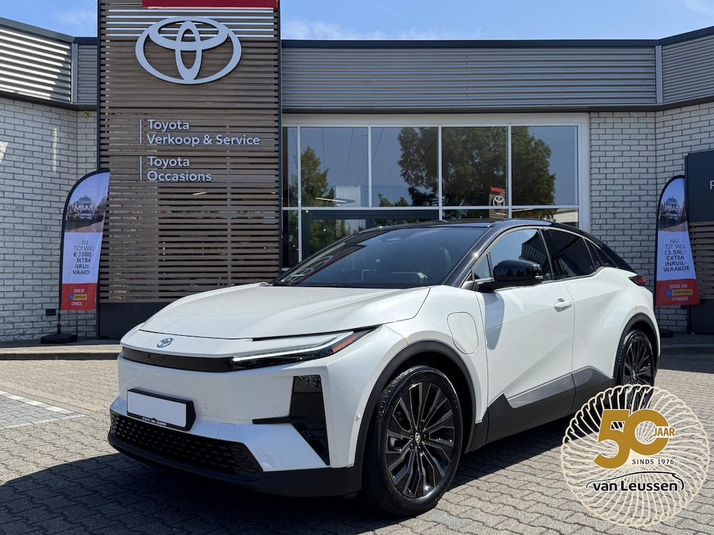 Toyota C-HR / C-HR+ EXECUTIVE AWD 77 kWh NIEUW & DIRECT LEVERBAAR!! PREMIUM PACK PANO-DAK BLIND-SPOT PARK-SENSOREN 360° CAMERA STOEL/STUURVERW WARMTEPOMP EL-ACHTERKLEP