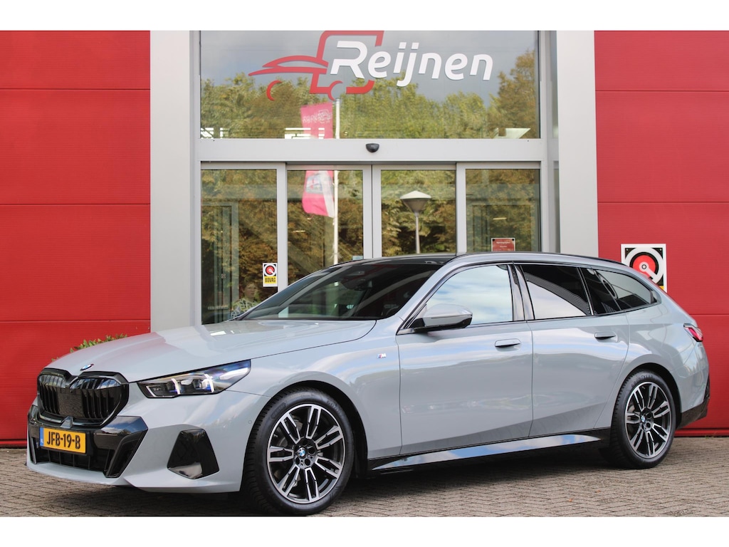 BMW 5-Serie Touring 520i M-SPORT | PANORAMA DAK | TREKHAAK ELEKTRISCH WEGKLAPBAAR | HARMAN KARDON AUDIO SYSTEM | SHADOW LINE PAKKET | ELEKTRISCH VERSTELBARE VOORSTOELEN MET GEHEUGENFUNCTIE | STOEL VENTILATIE VOOR | STOEL VERWARMING VOOR + ACHTER | 360° CAMERA | DRAADLOZE TELEFOONLADER | STAND VERWARMING | LEDEREN BEKLEDING "VEGANZA ZWART" | WARMTEWEREND GLAS | SPORT CHASSIS "M-TECHNIC" | INNOVATIE PAKKET: (HEAD UP DISPLAY/LIVE NAVIGATIE/INTERIEUR CAMERA/PARKEERSENSOREN VOOR+ACHTER/CONNECTED SERVICES) | DRAADLOZE APPLE CARPLAY/ANDROID AUTO | TRAVEL PAKKET (ELEKTRISCH BEDIENBARE ACHTERKLEP/COMFORT ACCESS/TOEGANG VIA SMARTPHONE) | DODEHOEK DETECTIE | ELEKTRISCH BEDIENBAAR STUURKOLOM |
