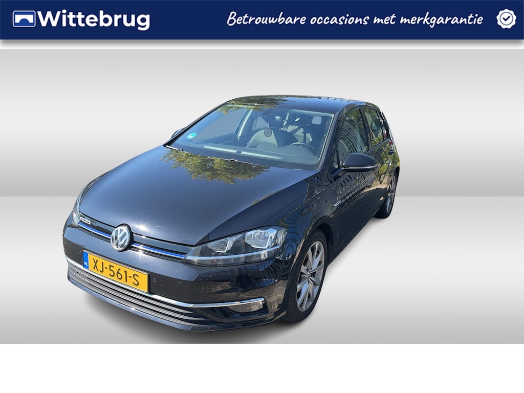 Volkswagen Golf 1.5 TSI 130pk Highline Executive / Navigatie / Parkeersensoren / 17"LM Velgen / Alcantara bekleding / Digitaal dashboard