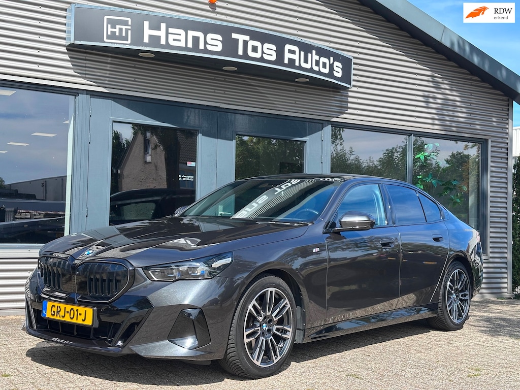 BMW 5-Serie 520i M-Sport /Panorama / Trekhaak / HUD /Adapt.cruise / 360 camera's /