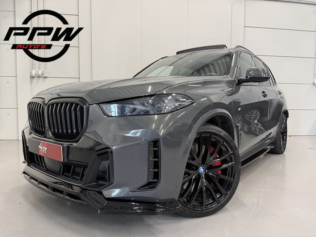 BMW X5 xDrive50e M-Sport DRAVITGRAU/PANO/22"/M-SPORTSTOELEN/SKY-LOUNGE/MASSAGE+VENTILATIE/H&K/22"BLACK/ICONIC-GLOW/360CAMERA/STANDKACHEL/DONKERE-HEMEL/M-SPORT PRO PAKKET/SHADOW-LINE/BODYKIT/VOLLEDIG BMW DEALER HISTOR