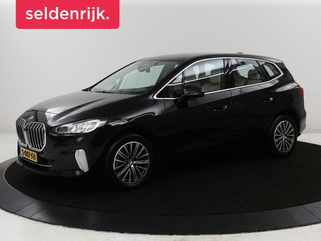 BMW 2-Serie Active Tourer 220i | Leder | Cruise control | Navigatie | Carplay | Sfeerverlichting | Virtueel dashboard | Camera | Park assist | Trekhaak