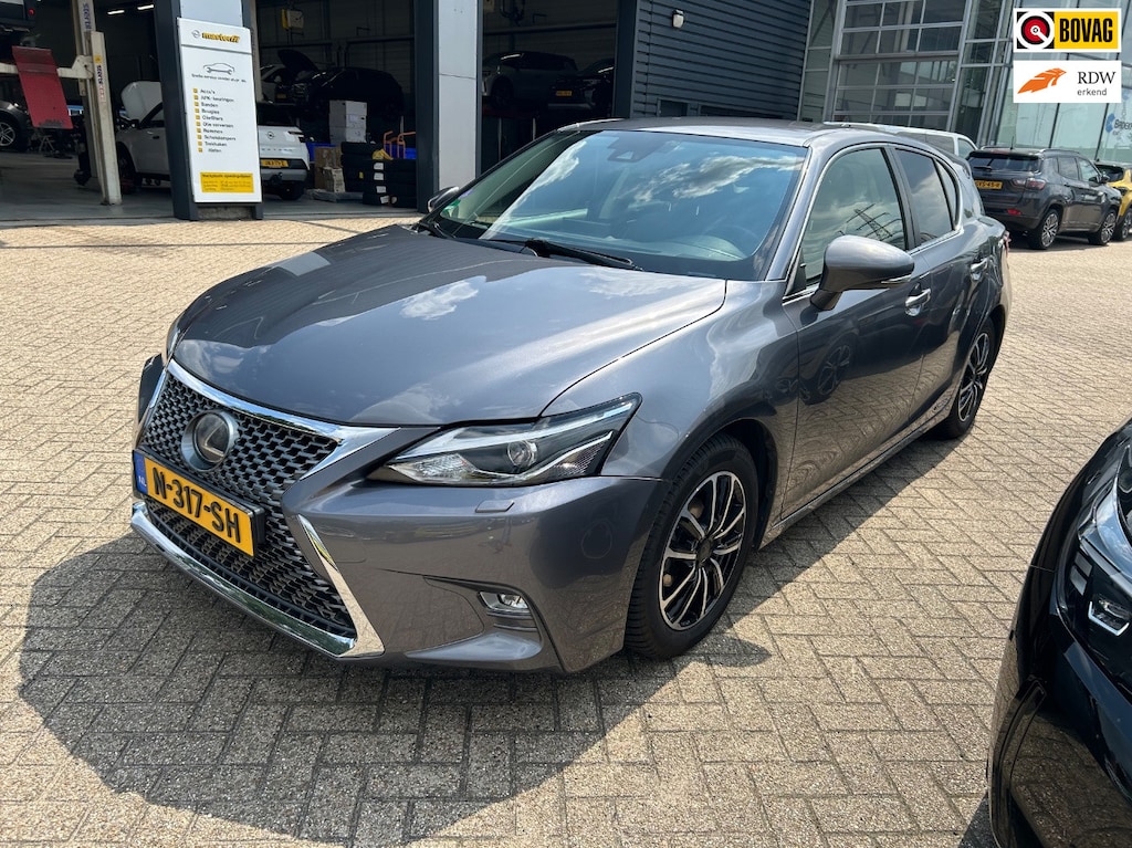 Lexus CT 200h Business Launch Edition, Navi, Dealer auto, Alcantara, Camera etc
