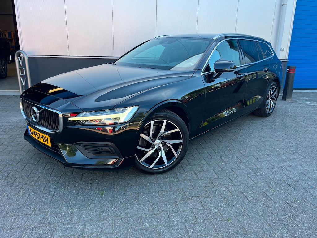 Volvo V60 2.0 T4 190pk Momentum Pro Automaat / Wegklapbare haak ( max. 1.800kg ) / Leer/stof / 18" LM / Navi / Camera / Orig. NL