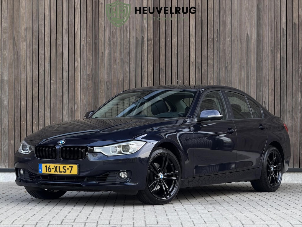 BMW 3-Serie 320i Upgrade Edition | M-SPORT VELGEN | LEDER | TREKHAAK | GOED ONDERHOUDEN