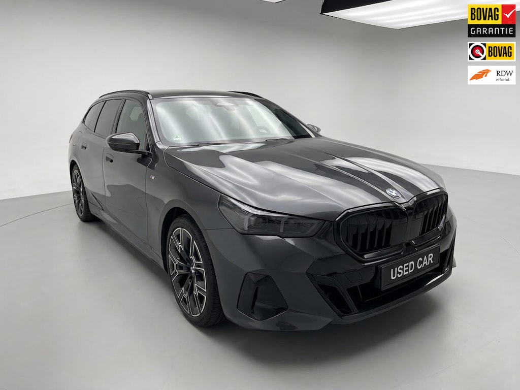 BMW 5-Serie Touring 530e xDrive M-Sport Pro|Inno.Pack.|H&K|Driv.Ass.Pro.|TravelPack|Trekhaak|299PK|M-Susp.|Iconic Glow