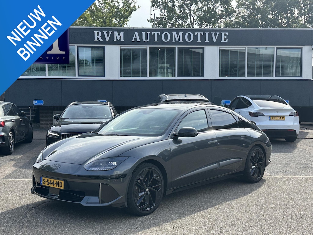 Hyundai Ioniq 6 First Edition AWD 77.4 kWh SOH 100% | PANO | STOEL VERWAMRING VOOR & ACHTER | MEM. SEAT | ELEK. STOELEN | BOSE BOXEN | 360 CAMERA | FABRIEKS GARANTIE TM 03-2028 | RIJKLAAR ! |