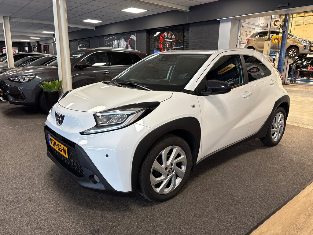 Toyota Aygo X 1.0 VVT-i MT first / apple /stoelverw /cruisec /camera/pdc/clima/boeken