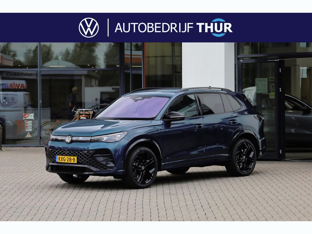 Volkswagen Tiguan 1.5 eHybrid R-Line 272PK / 200kW DSG, 60 maanden / 100.000km garantie, Black Style pakket, Harman Kardon geluidssysteem, head-up display, wegklapbare trekhaak, 20" 'York' LMV, LED Matrix (IQ.Lights) met dynamische richtingaanwijzers, verwarmbare voorstoelen, verwarmbare achterbank, verwarmbaar multifunctioneel lederen stuurwiel, verwarmbare voorruit, adaptieve cruise control (ACC) met Travel Assist, parkeerassistent (Park Assist Pro), keyless access, elektrische achterklep (Easy Open & Close), privacy glas, elektrisch verstel-, verwarm- en inklapbare buitenspiegels, draadloze telefoonlader, 3-zone climatronic, DAB+, dodehoekdetectie (Side Assist), draadloos Apple Carplay & Android Auto, dynamisch grootlichtassistent (Dynamic Light Assist) etc.