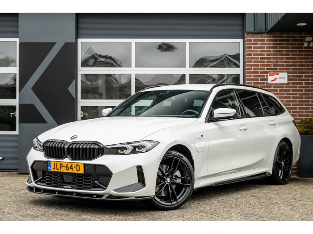 BMW 3-Serie 330e xDrive M Sport LCI | Facelift | Shadow | Trekhaak | Widescreen | Hifi | Camera | 19' inch |