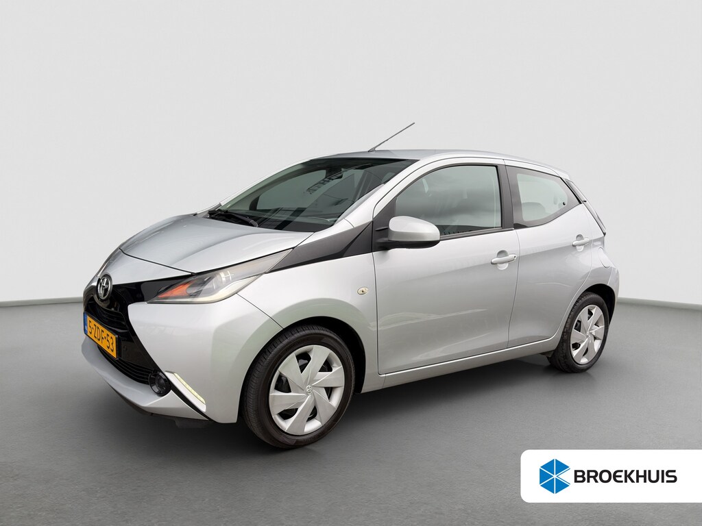Toyota Aygo 1.0 69pk VVT-i x-play Automaat | Airco | Achteruitrijcamera | Parkeersensoren achter | Metallic lak | Elektrische spigels | Mulitmedia