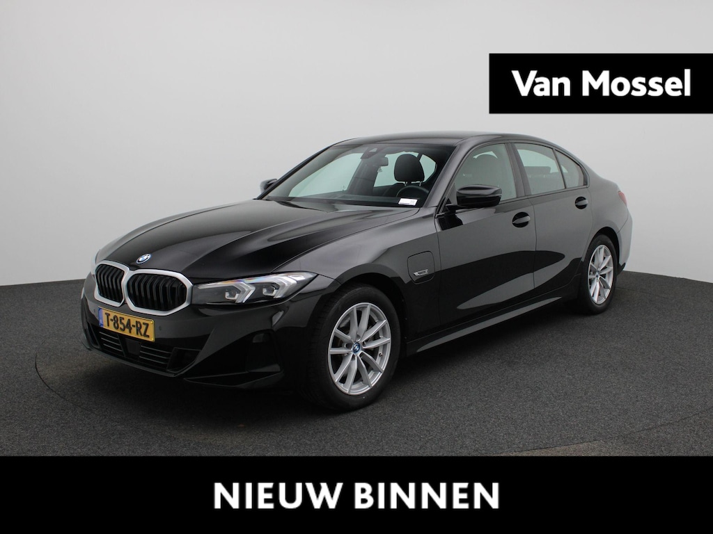 BMW 3-Serie 320e | WORDT VERWACHT | APPLE CARPLAY | ANDROID AUTO | LEDER | NAVIGATIE | LED VERLICHTING | LICHTMETALEN VELGEN | PARKEERSENSOREN | DAB RADIO | BLUETOOTH |