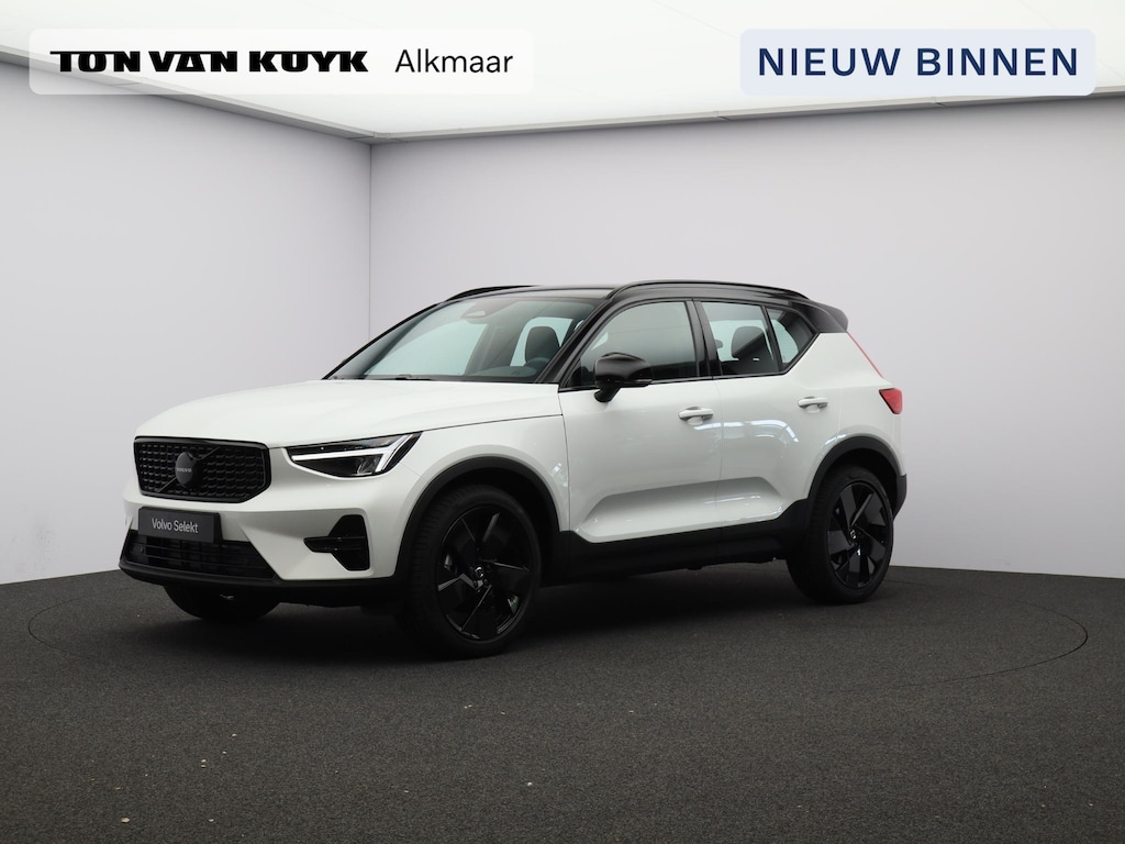 Volvo XC40 2.0 B4 Plus Black Edition / Stoel- + stuurwielverwarming / Elektr. stoelverstelling / Harman Kardon Audio / Nubuck / Achteruitrijcamera / 20" / Pilot Assist / BLIS