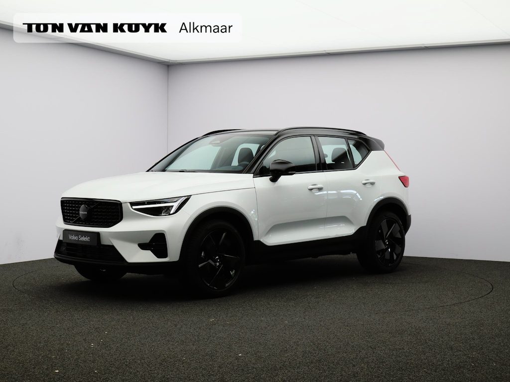 Volvo XC40 2.0 B4 Plus Black Edition / Stoel- + stuurwielverwarming / Elektr. stoelverstelling / Harman Kardon Audio / Nubuck / Achteruitrijcamera / 20" / Pilot Assist / BLIS