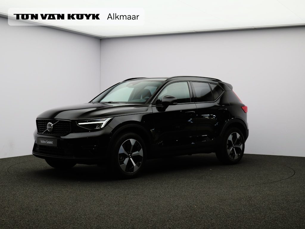Volvo XC40 2.0 B4 Plus Dark / Pano. dak / Elektr. stoelverstelling / Stoel- + stuurwielverwarming / Harmand Kardon Audio / 19" / BLIS