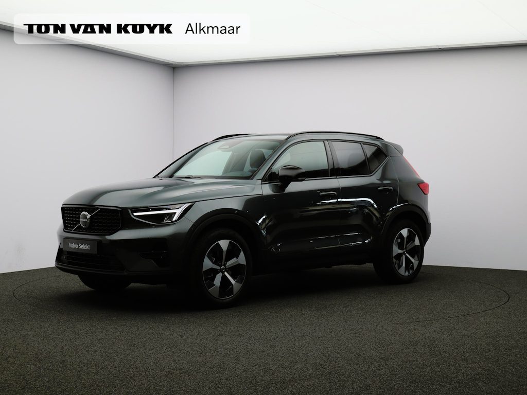 Volvo XC40 2.0 B4 Plus Dark / Pano. dak / Elektr. stoelverstelling / Stoel- + stuurwielverwarming / Harman Kardon Audio / BLIS