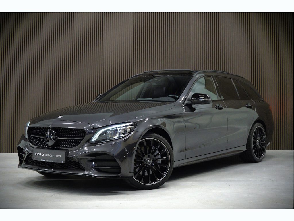 Mercedes-Benz C-klasse Estate 300 e Business Solution AMG | Panoramadak | Stoelverwarming | 360 Camera | Dodehoekdetectie | Cruise Control | Apple Carplay | Navigatie | Trekhaak | DAB | Ambiance Verlichting | Multibeam | SOH 89,49%