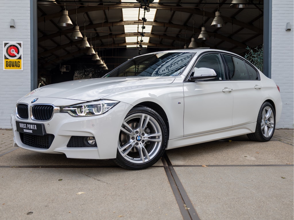 BMW 3-Serie 318i M Sport *Schuif/Kantel | Alcantara | LED | Groot scherm | Cruise | Keyless | Navi | Clima | 18" LM | Parkeersensoren | Bluetooth*