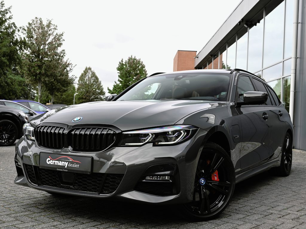BMW 3-Serie Touring 330e xDrive 292pk M-Sport Dravit Pano Trekhaak Carbon Head-Up Laser 19-Inch VOL!