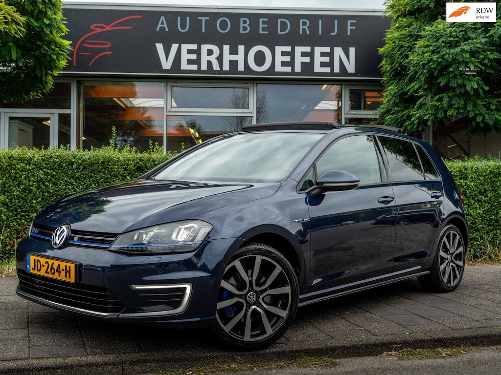 Volkswagen Golf 1.4 TSI GTE - PANORAMA - PARKEERN CAMERA - LEDER ZWART - APPLE CARPLAY !