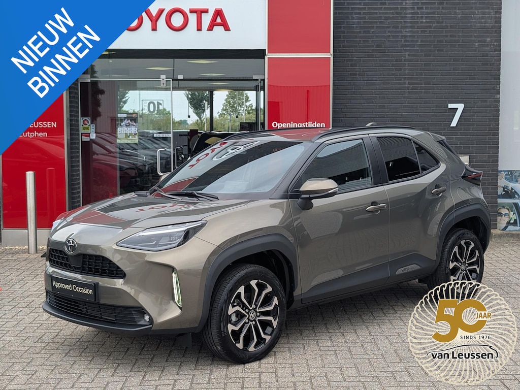 Toyota Yaris Cross 1.5 Hybrid 115 First Edition BRONZE MET. STOEL- STUUR- EN RUITENWISSER VERWARMING DRAADLOOS LADEN