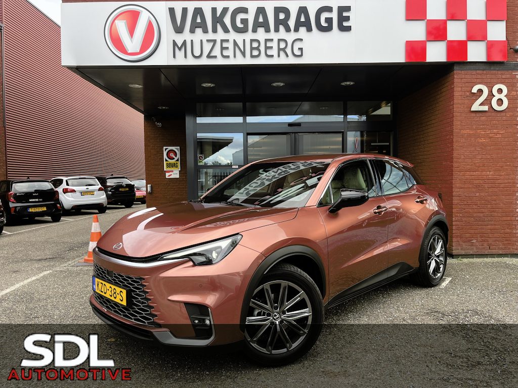 Lexus LBX 1.5 Elegant 2WD // ADAPT. CRUISE // KEYLESS // LEDER // DODEHOEK // CAMERA+SENSOREN // STUUR+STOELVERWARMING // ELEK. ACHTERKLEP //