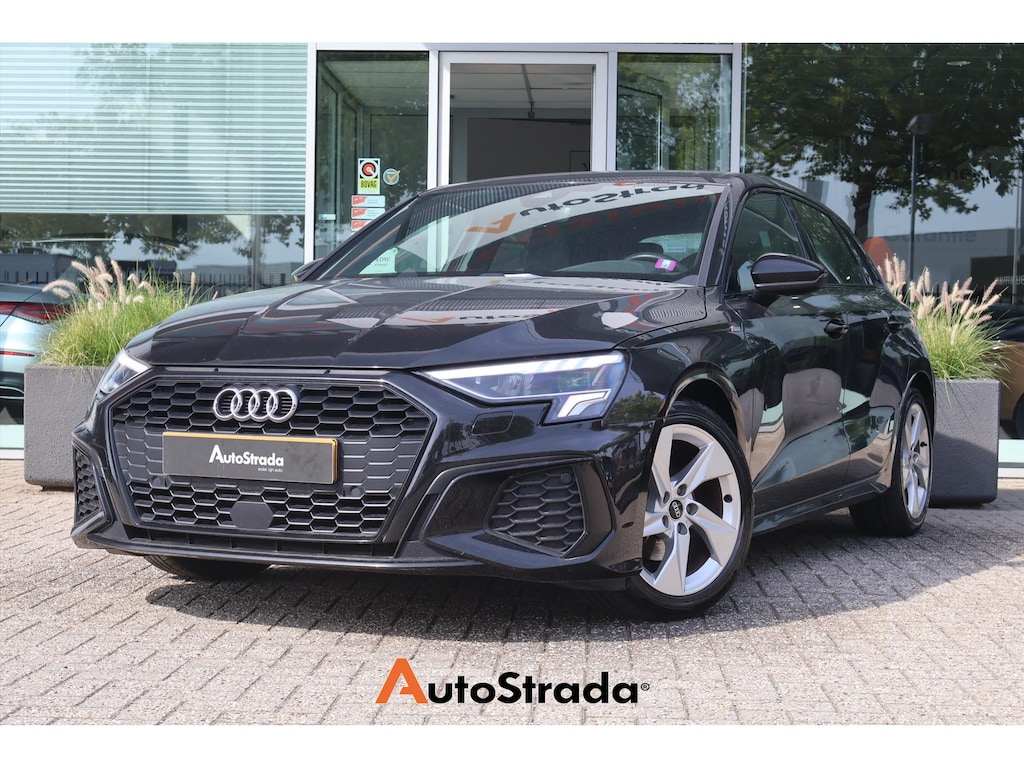 Audi A3 Sportback 35 S-Line TFSI 150pk | Navi | Trekhaak | RS Stoelen | Carplay | Sportstoelen | Stoelverwarming |
