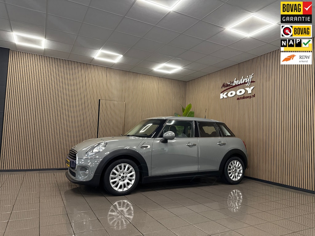 MINI Cooper 5-Deurs 1.5 Business * Leder / Navigatie / Cruise control / LM Velgen / NL Auto *