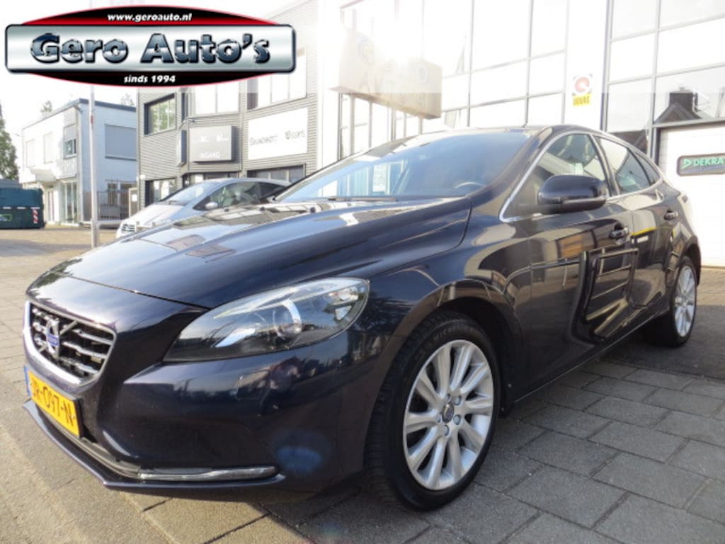 Volvo V40 2.0 T3 Momentum half leder ,airco ecc ,bots herkenning etc