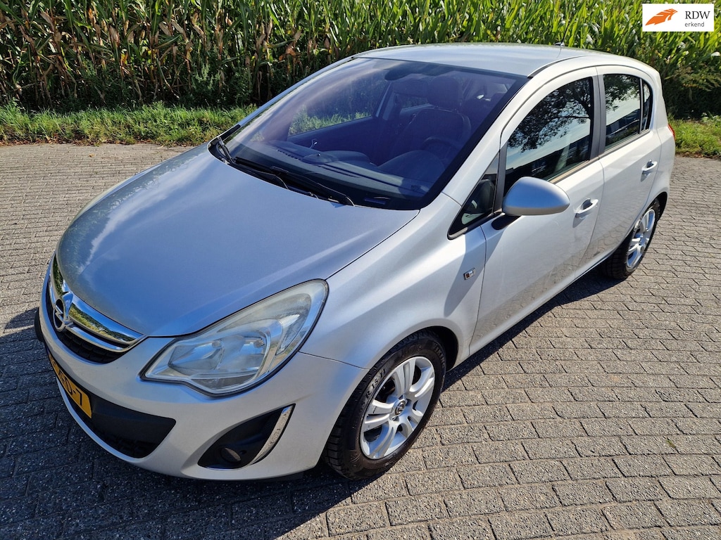 Opel Corsa 1.3 CDTi EcoFlex S/S Anniversary Edition ziet er heel netjes uit loopt goed