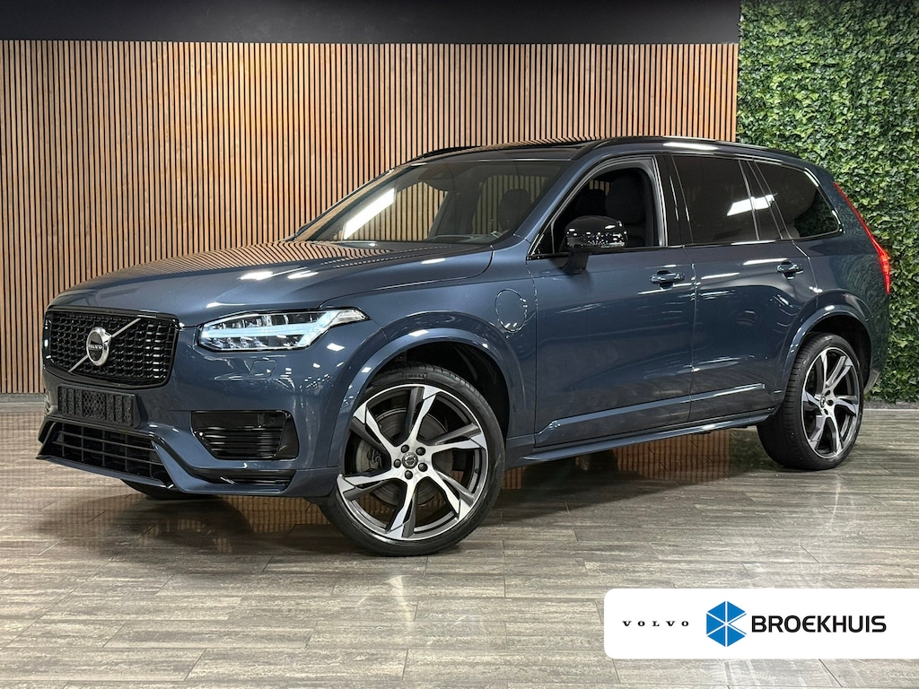 Volvo XC90 T8 AWD Recharge R-Design Long Range | Luchtvering | Trekhaak | 360 Camera | Head-Up Display | Harman Kardon | 455pk | Adaptieve Cruise Control | Stoel en Stuurwielverwarming | Schuifdak | 22 Inch | Full LED Meesturende koplampen | Pilot Assist | BLIS Dode Hoek Detectie | Elektrische voorstoelen geheugen | R-Design Alcantara Nappa Leder Contour Stoelen met wit stiksel en bies | Zitting verlenging voorstoelen | Lederen Dashboard | Keyless Drive | Parkeersensoren voor+achter | Privacy Glass | Elektrisch bedienbare achterklep | Geïntegreerde zongordijnen achterportieren | 7-Persoons | 4-Zone Climate Control | DAB Radio | Apple Carplay/Android Auto | Volvo On Call met mobiele App functie | Denim Blue Metallic |