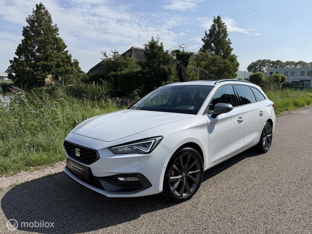 SEAT Leon Sportstourer 1.5 eTSI FR / Pano / Trekhaak / Navi