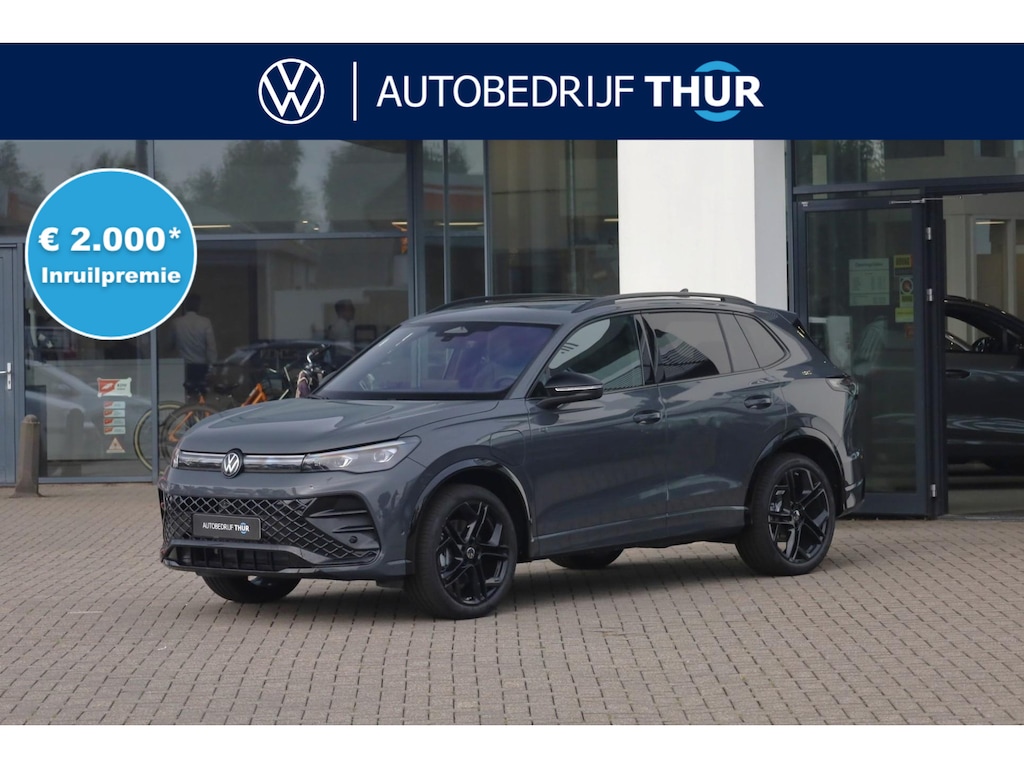 Volkswagen Tiguan 1.5 eHybrid R-Line Edition 272PK / 200kW DSG, Wegklapbare trekhaak incl. aanhangermanoeuvreerhulp (Trailer Assist), LED Matrix (IQ.Lights), adaptieve cruise control (ACC) met Travel Assist, 20" 'York' LMV, parkeerassistent (Park Assist Pro), Comfort pakket plus (verwarmbare voorstoelen, verwarmbare achterbank, verwarmbare voorruit), elektrische achterklep (Easy Open & Close), panoramadak, Harman Kardon geluidssysteem, Black Style pakket, Interieur Style pakket (lederen 'Varenna' bekleding, elektrisch verstelbare ErgoActive voorstoelen met massage- en geheugenfunctie), draadloos Apple Carplay & Android Auto, dodehoekdetectie (Side Assist) etc.
