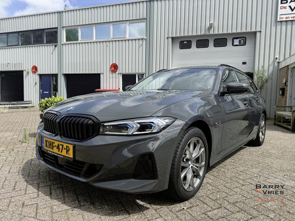 BMW 3-Serie Touring 320e | Facelift | Trekhaak Automatisch | Adaptieve Cruise Control | Sportstoelen |