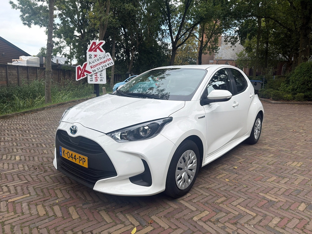 Toyota Yaris 1.5 Hybrid Comfort. Wij zijn altijd de goedkoopste met de beste Vakgarage BOVAG service.