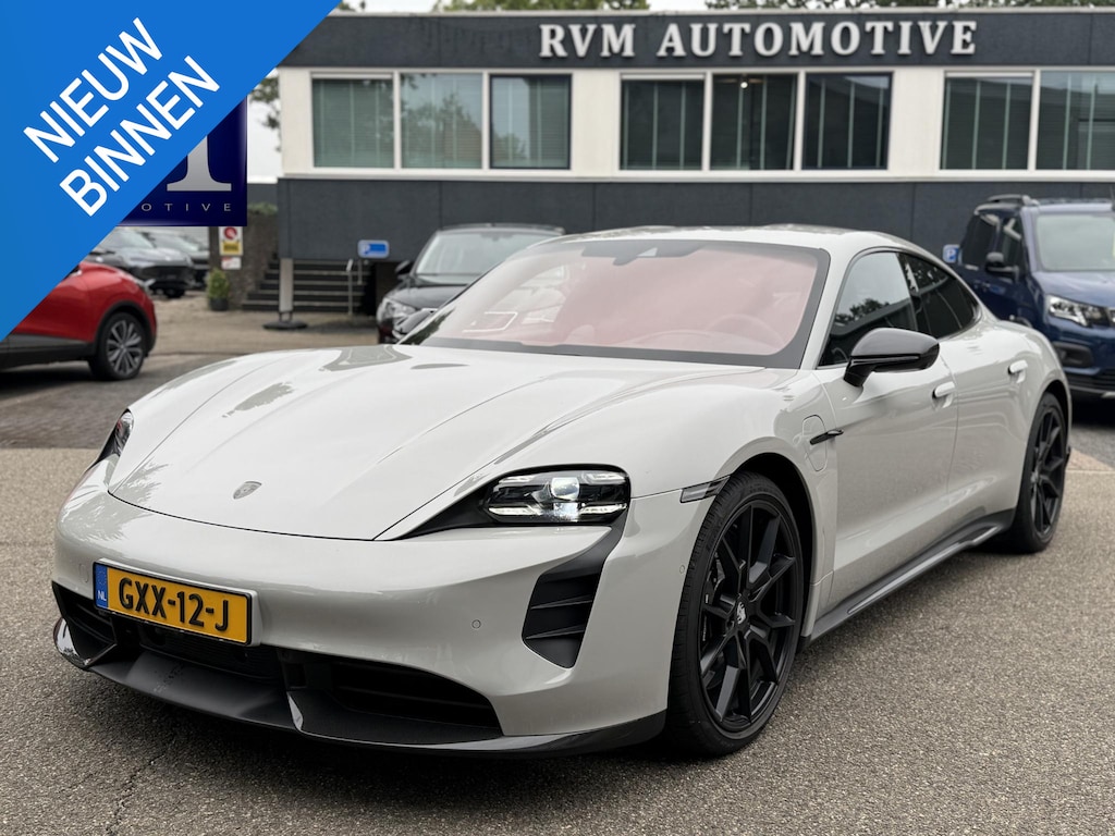 Porsche Taycan Turbo 93 kWh SOH 91% | SPORT CHRONO | HEAD-UP | CARBON PAKKET | ALCANTARA STOELEN + HEMEL | DUAL SCHERM | PSCB KERAMISCH GECOATE REMMEN | BURMESTER PREMIUM AUDIO | STOELVERWARMING + STUURWIELVERWARMING | STOELVENTILATIE | MEMORY SEATS | PORSCHE DEALER ONDERHOUDEN | 360° CAMERA | VERKEERT IN NIEUWSTAAT | ALL-IN PRIJS | 12 MAANDEN BOVAG GARANTIE