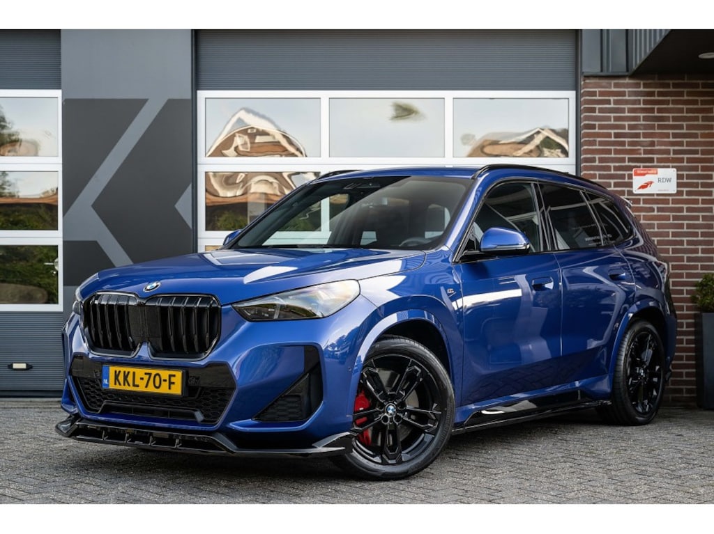 BMW X1 sDrive20i M Sport Pro | Shadow | Driving Ass. Plus | Comfort Access | Adaptive LED | Sportstoelen | 19' Inch |