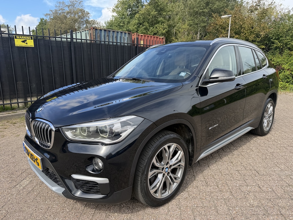BMW X1 sDrive20i Centennial High Executive Leer/HU/Navigatie/LMV