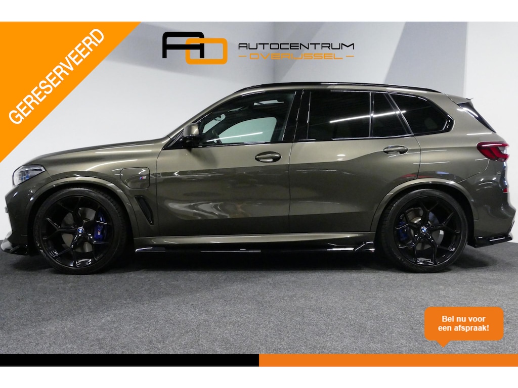 BMW X5 xDrive45e M Sport / Orig. Nederlands / Maxton Design Bodykit V.2 / Panoramadak Sky Lounge / Massage stoelen / Carbon inleg / Trekhaak / Elektr. verstelbare voorstoelen + memory / BMW Laser Koplampen / Bowers & Wilkins Sound-system / Head-up Display / Achterasbesturing / Stoelverwarming & -koeling / Bekerhouder met verwarm- & koelfunctie / Softclose - servosluiting / Ambienteverlichting / Shadow-Line
