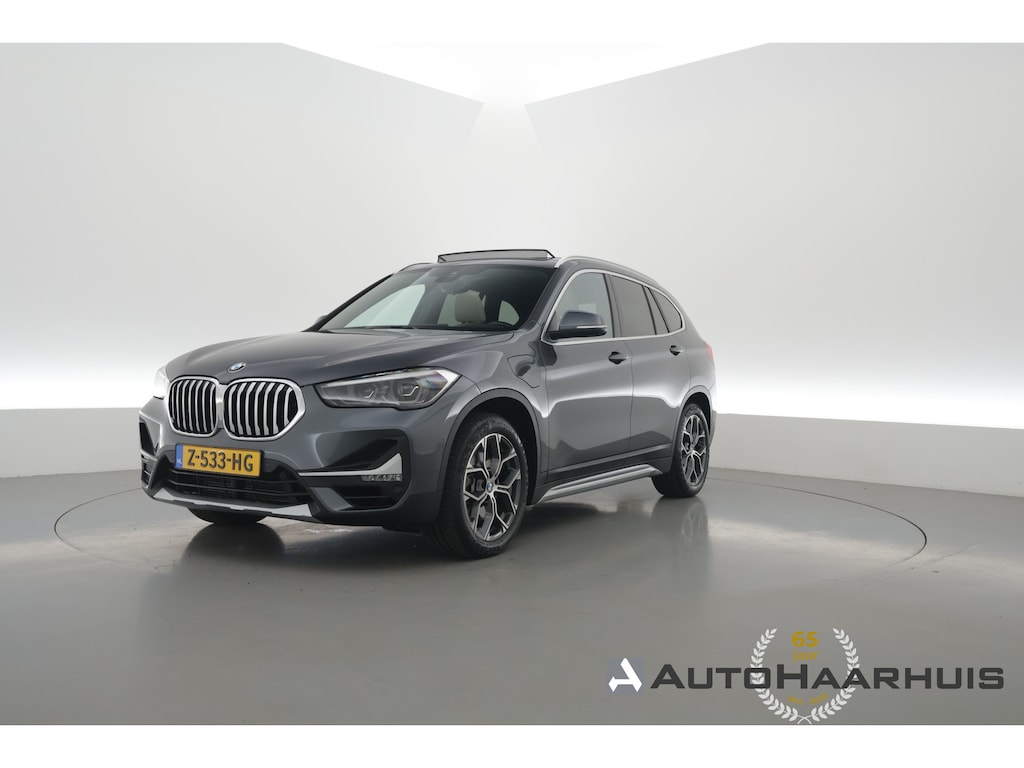 BMW X1 xDrive25e High Executive Edition | Rijklaar! | Trekhaak | S/K-Dak | HUD | Leder | Harman/Kardon | Cruise | Stoelverw. | Camera+PDC | Elek. Klep | Led | NAV+CarPlay | Climate | 18''